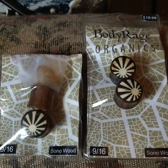 Body Jewelry Ear Gauges (Two Pairs) - Picture 3 of 3